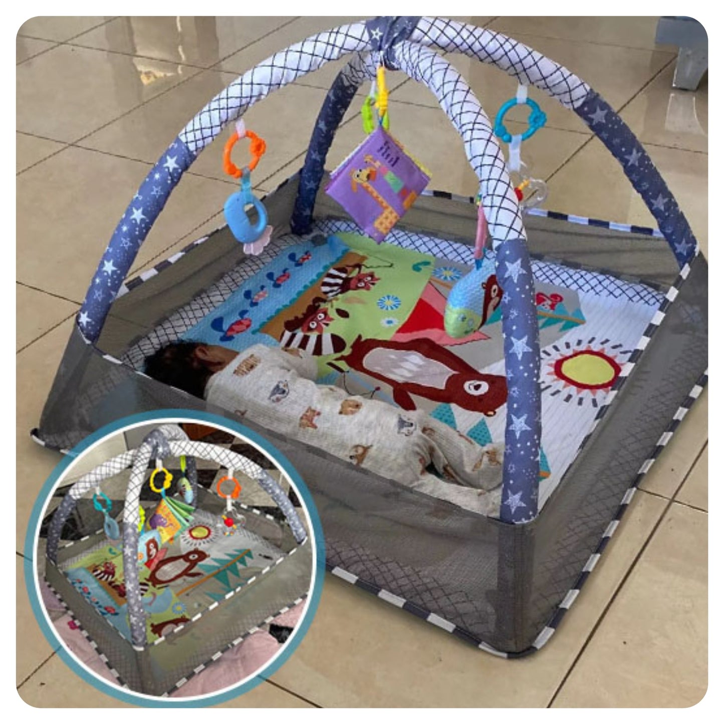 Bébé sur tapis d'éveil gris avec jouets sensoriels