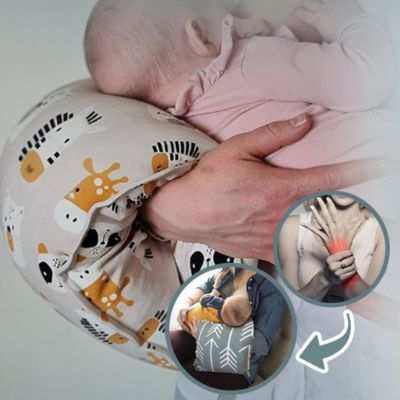 Maman allaitant bébé avec coussin ergonomique position confortale