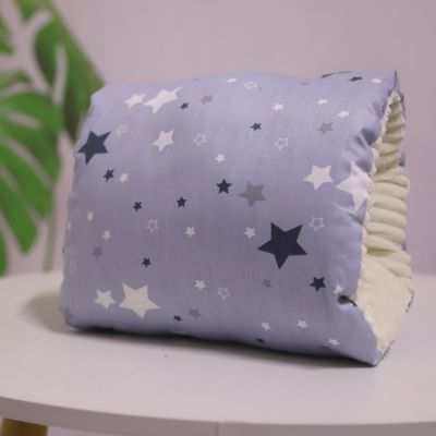 Coussin allaitement motif étoiles colorées pour bébé