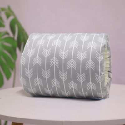 Maman utilisant coussin allaitement gris flèches confortable