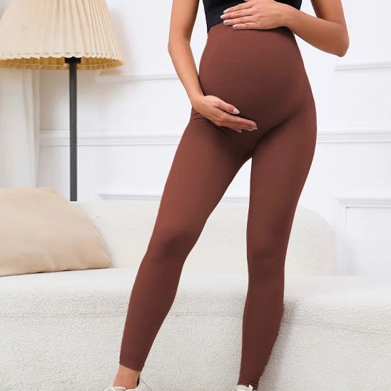 Femme enceinte portant un legging de grossesse confortable et extensible
